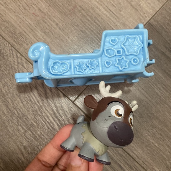 Disney’s Frozen Play Dog Sven Play-set - Picture 2 of 2